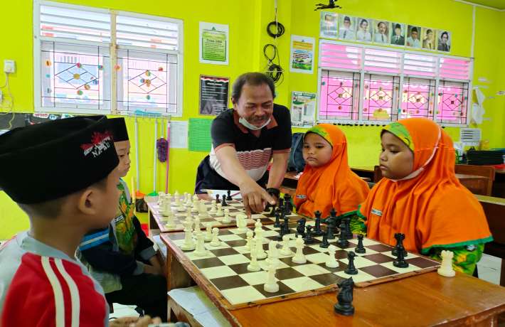 MENGEMBANGKAN PROBLEM SOLVING ANAK DENGAN MENGIKUTI EKSTRA CATUR DI MADRASAH