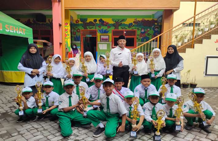 KEGIATAN UPACARA BENDERA SEKALIGUS PEMBAGIAN HADIAH UNTUK SISWA SISWI BERPRESTASI DI MI DARUSSALAM
