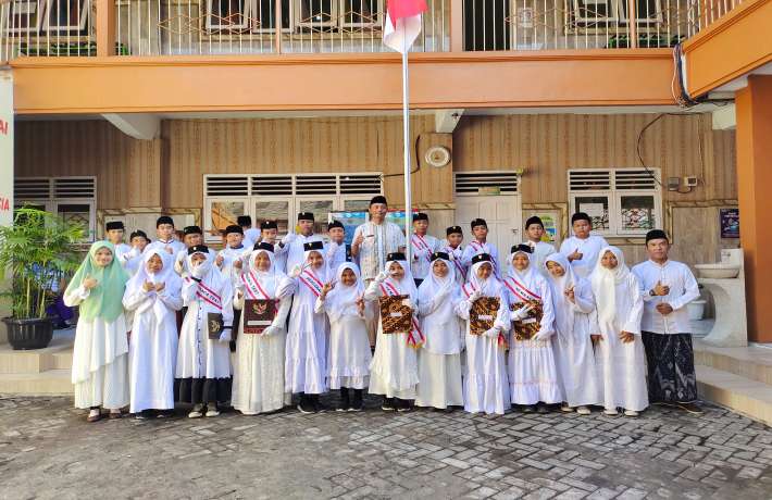 MEMPERINGATI HARI SANTRI SISWA SISWI MI DARUSSALAM MENGADAKAN UPACARA BENDERA DENGAN KHIDMAT