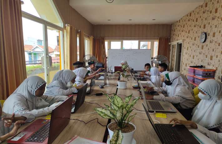 PROSES GLADI BERSIH ANBK DI MI DARUSSALAM BERJALAN TERTIB DAN LANCAR