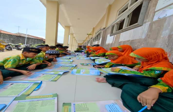 Kegiatan Fun With English di MI Darussalam Sugihwaras