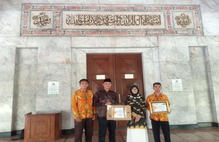 Penyerahan Hadiah Juara 1 Lomba Video Profil Madrasah